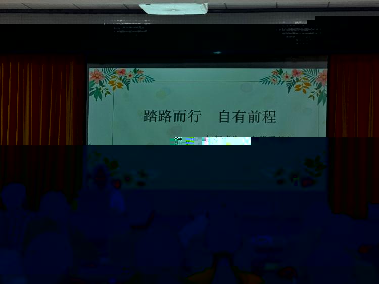 一群人在開會描述已自動生成